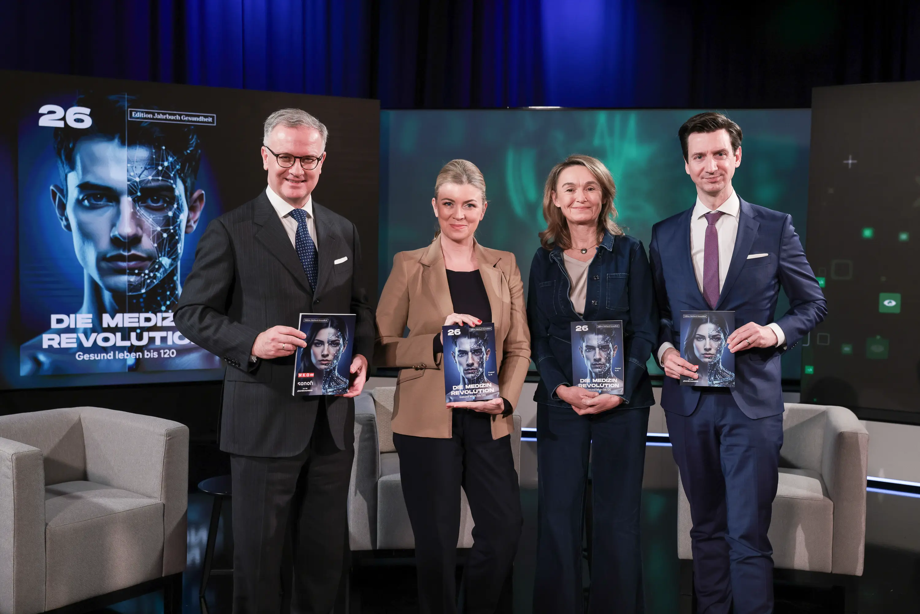 Impressionen von der Jahrbuch-Präsentation im PULS 24 Studio am 13. Jänner 2026. Die Bildergalerie zeigt verschiedene Momente der Veranstaltung mit Redner:innen am Podium, Gästen im Publikum und Teilnehmer:innen im Gespräch.