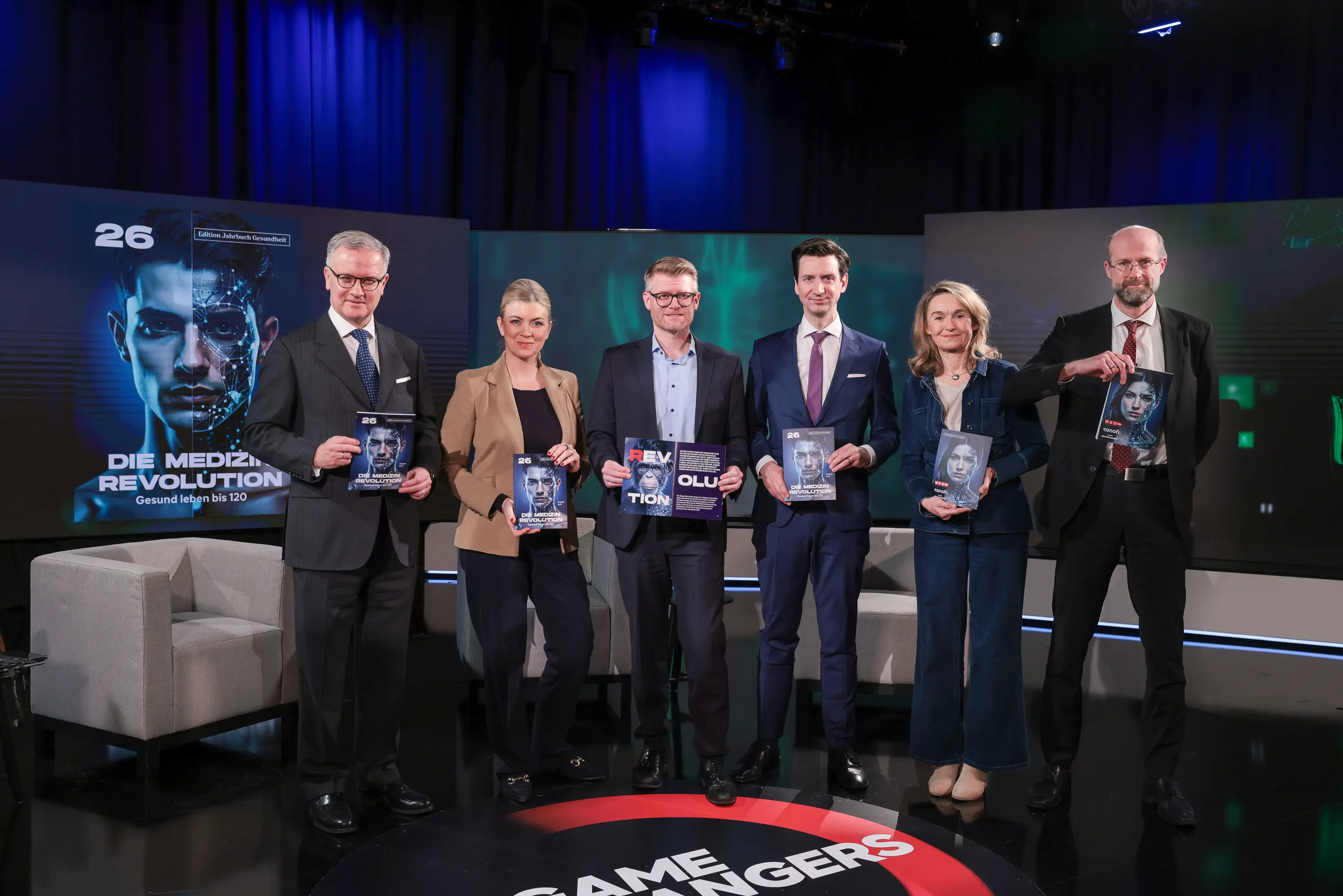 Impressionen von der Jahrbuch-Präsentation im PULS 24 Studio am 13. Jänner 2026. Die Bildergalerie zeigt verschiedene Momente der Veranstaltung mit Redner:innen am Podium, Gästen im Publikum und Teilnehmer:innen im Gespräch.