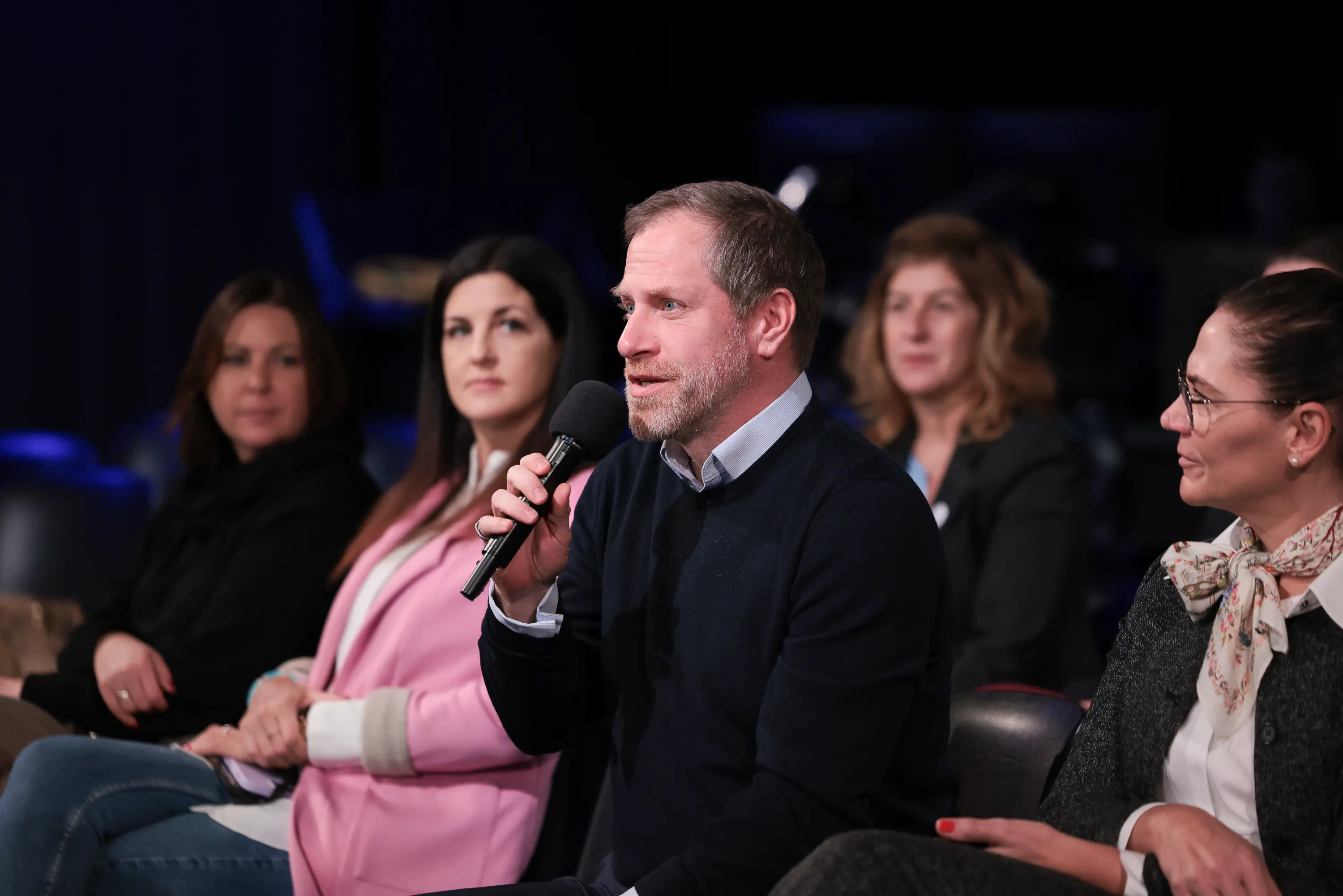 Impressionen von der Jahrbuch-Präsentation im PULS 24 Studio am 13. Jänner 2026. Die Bildergalerie zeigt verschiedene Momente der Veranstaltung mit Redner:innen am Podium, Gästen im Publikum und Teilnehmer:innen im Gespräch.