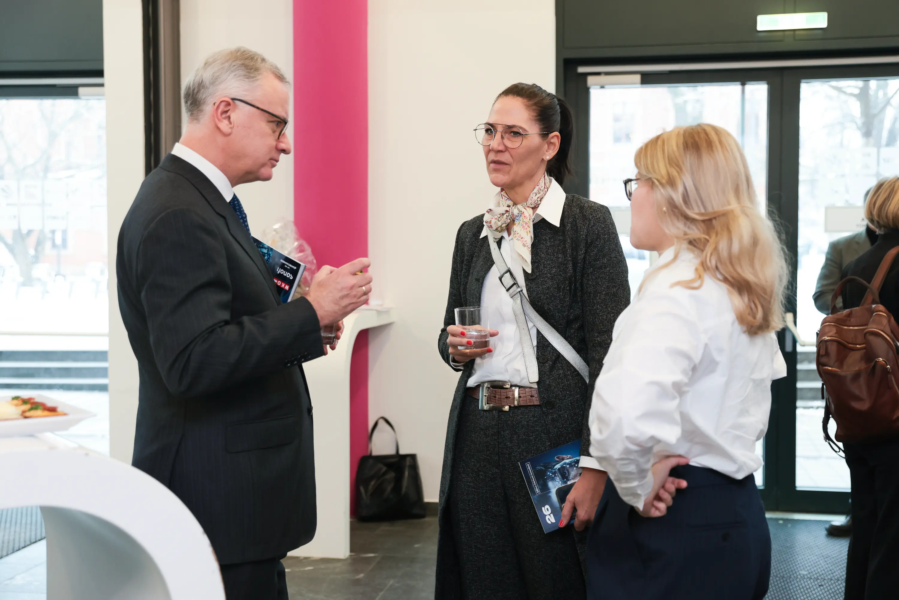 Impressionen von der Jahrbuch-Präsentation im PULS 24 Studio am 13. Jänner 2026. Die Bildergalerie zeigt verschiedene Momente der Veranstaltung mit Redner:innen am Podium, Gästen im Publikum und Teilnehmer:innen im Gespräch.