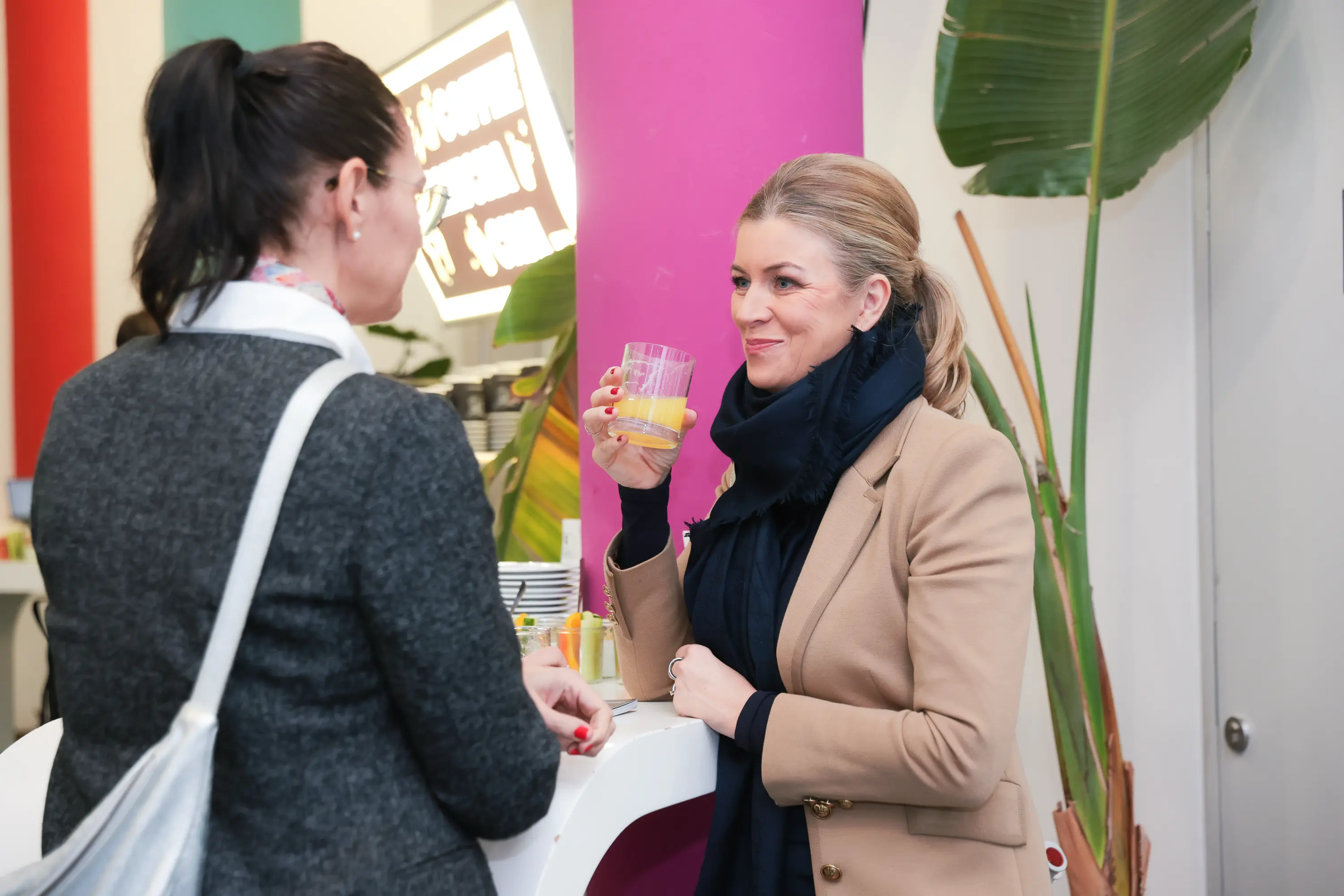 Impressionen von der Jahrbuch-Präsentation im PULS 24 Studio am 13. Jänner 2026. Die Bildergalerie zeigt verschiedene Momente der Veranstaltung mit Redner:innen am Podium, Gästen im Publikum und Teilnehmer:innen im Gespräch.