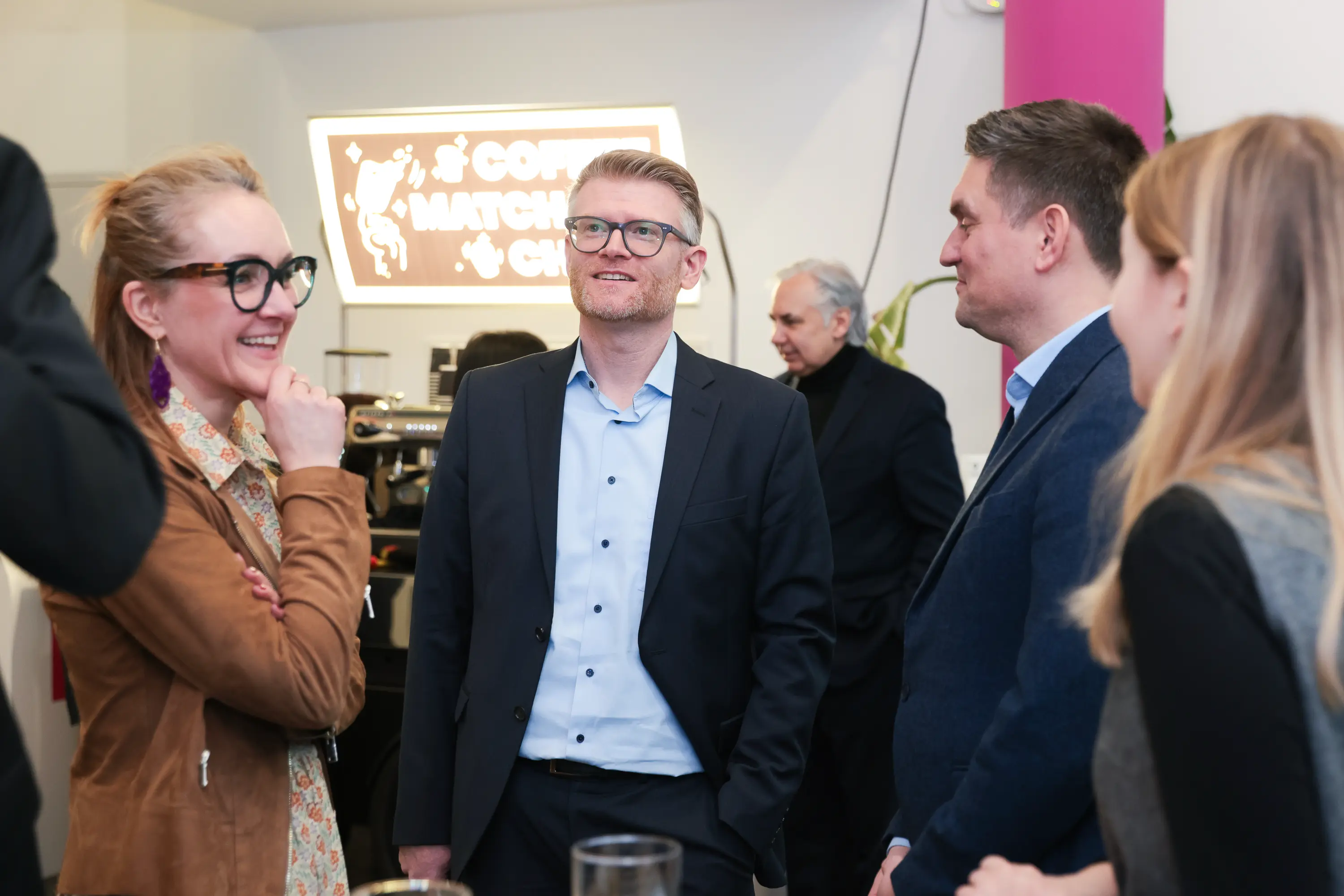 Impressionen von der Jahrbuch-Präsentation im PULS 24 Studio am 13. Jänner 2026. Die Bildergalerie zeigt verschiedene Momente der Veranstaltung mit Redner:innen am Podium, Gästen im Publikum und Teilnehmer:innen im Gespräch.