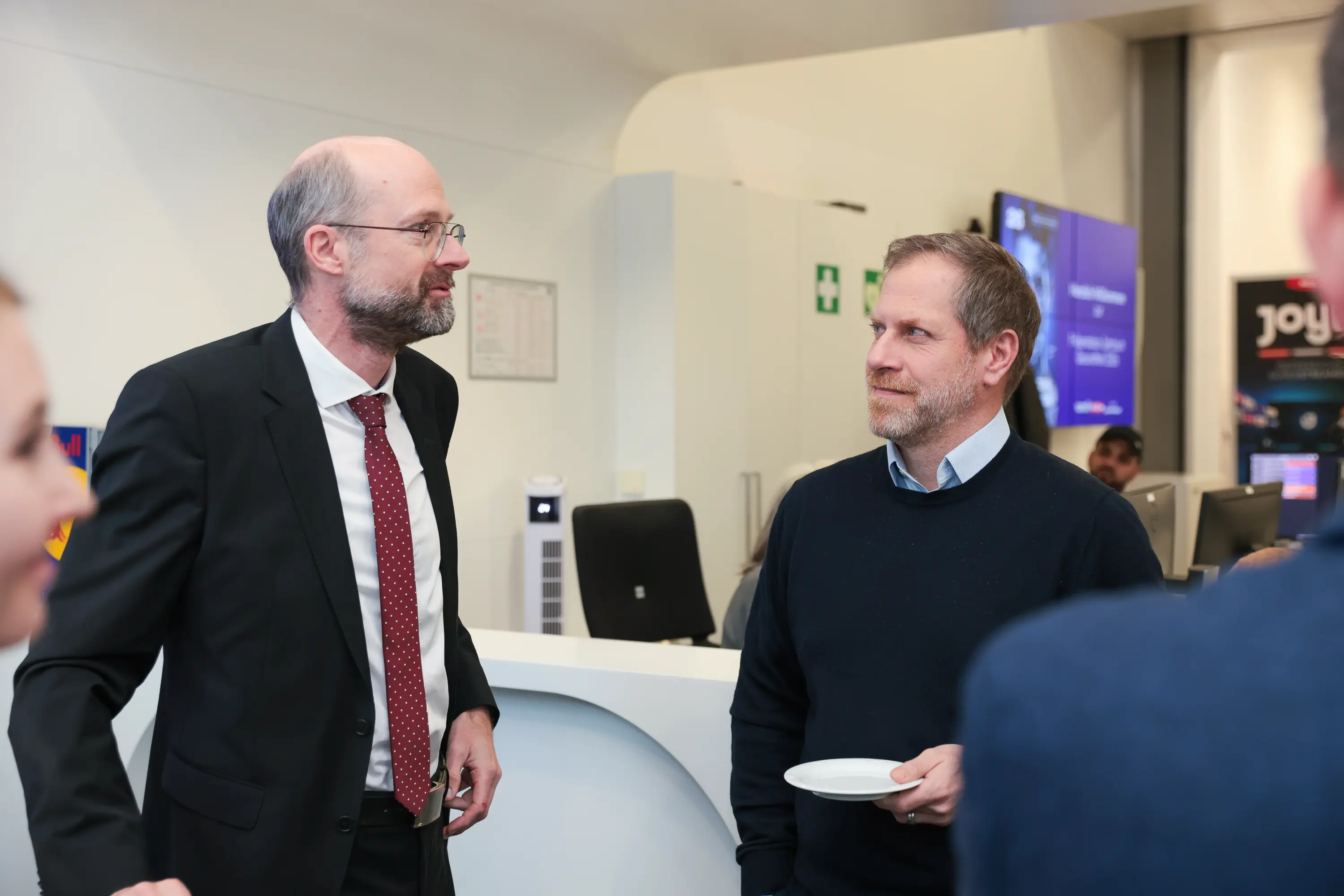 Impressionen von der Jahrbuch-Präsentation im PULS 24 Studio am 13. Jänner 2026. Die Bildergalerie zeigt verschiedene Momente der Veranstaltung mit Redner:innen am Podium, Gästen im Publikum und Teilnehmer:innen im Gespräch.
