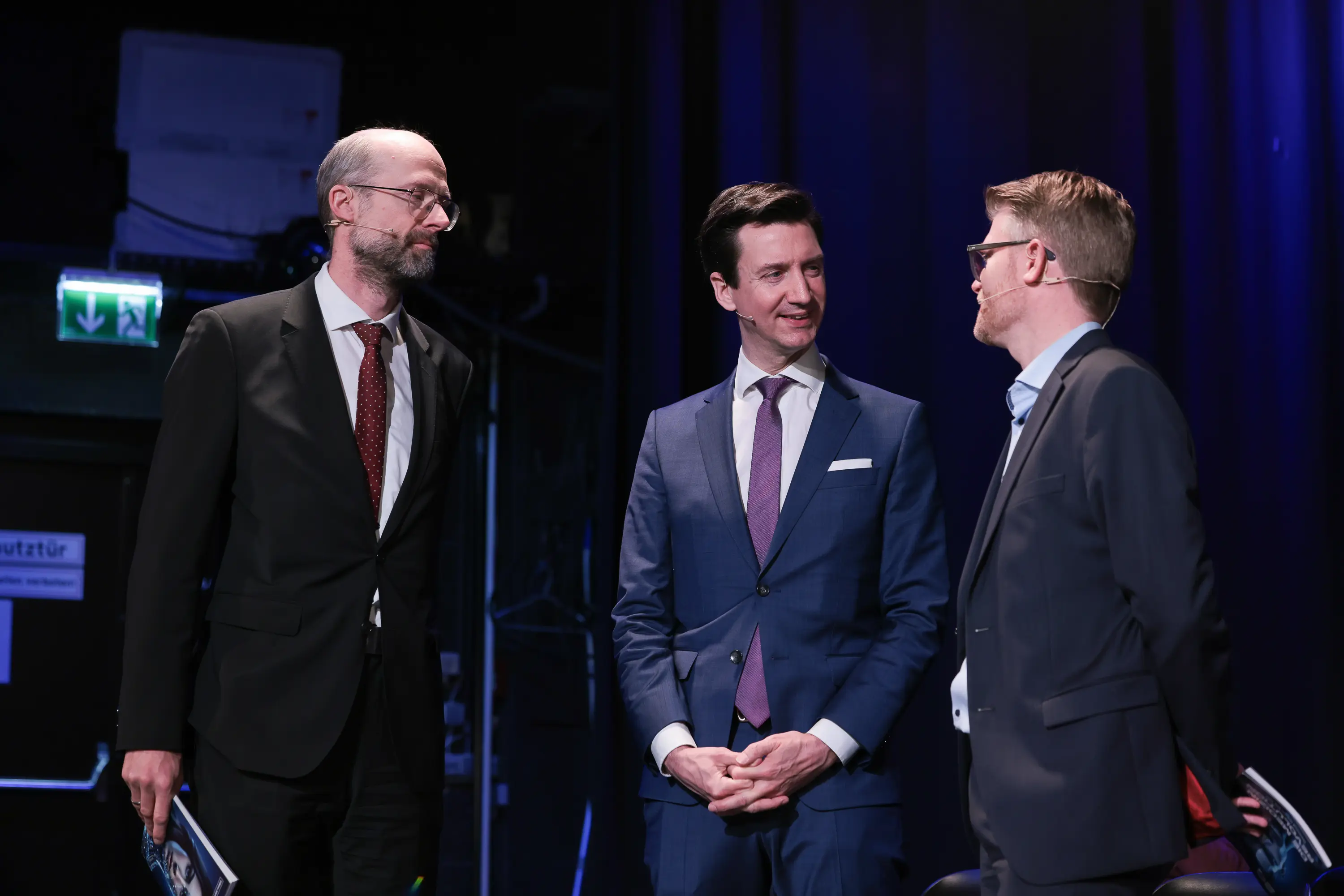 Impressionen von der Jahrbuch-Präsentation im PULS 24 Studio am 13. Jänner 2026. Die Bildergalerie zeigt verschiedene Momente der Veranstaltung mit Redner:innen am Podium, Gästen im Publikum und Teilnehmer:innen im Gespräch.