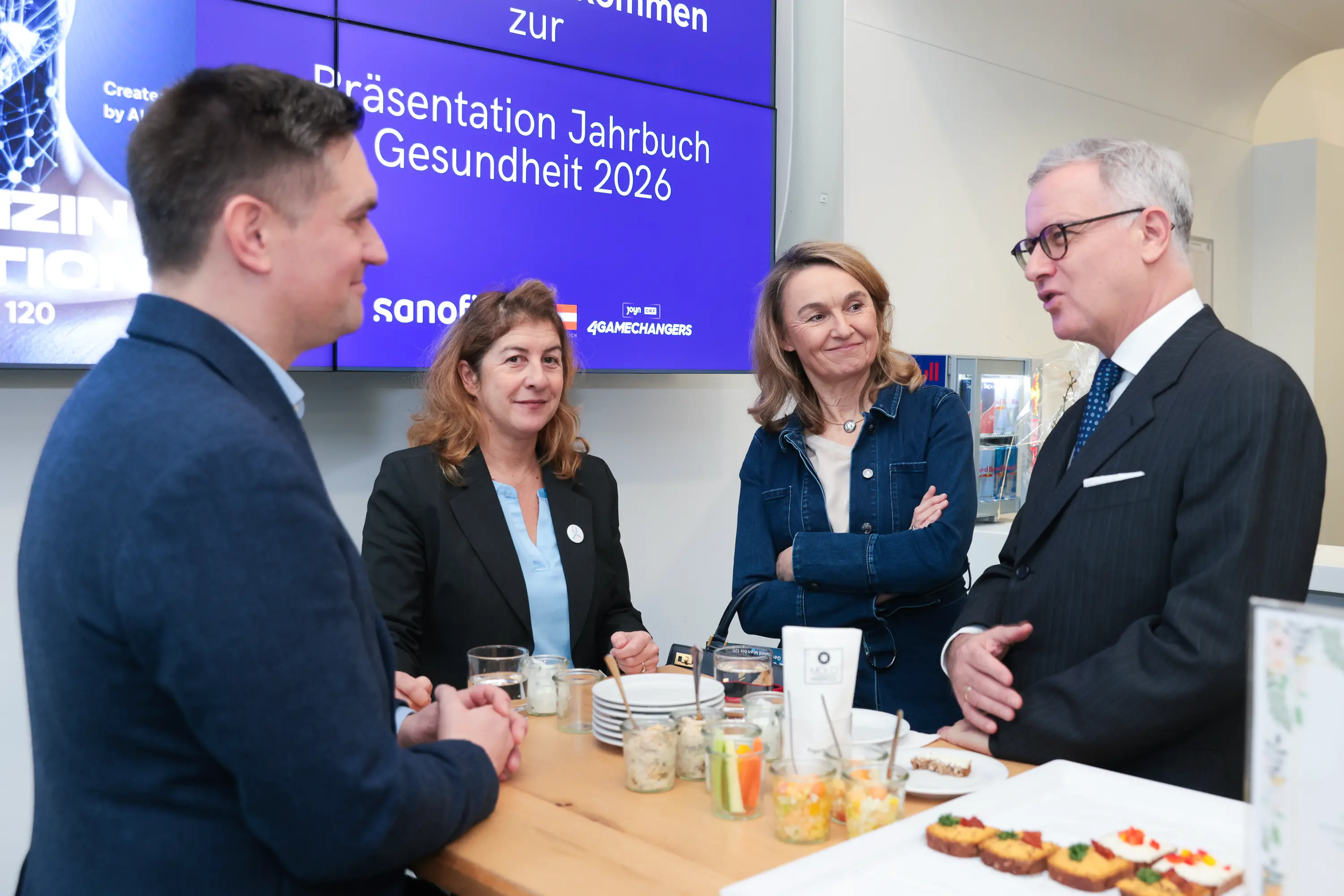 Impressionen von der Jahrbuch-Präsentation im PULS 24 Studio am 13. Jänner 2026. Die Bildergalerie zeigt verschiedene Momente der Veranstaltung mit Redner:innen am Podium, Gästen im Publikum und Teilnehmer:innen im Gespräch.