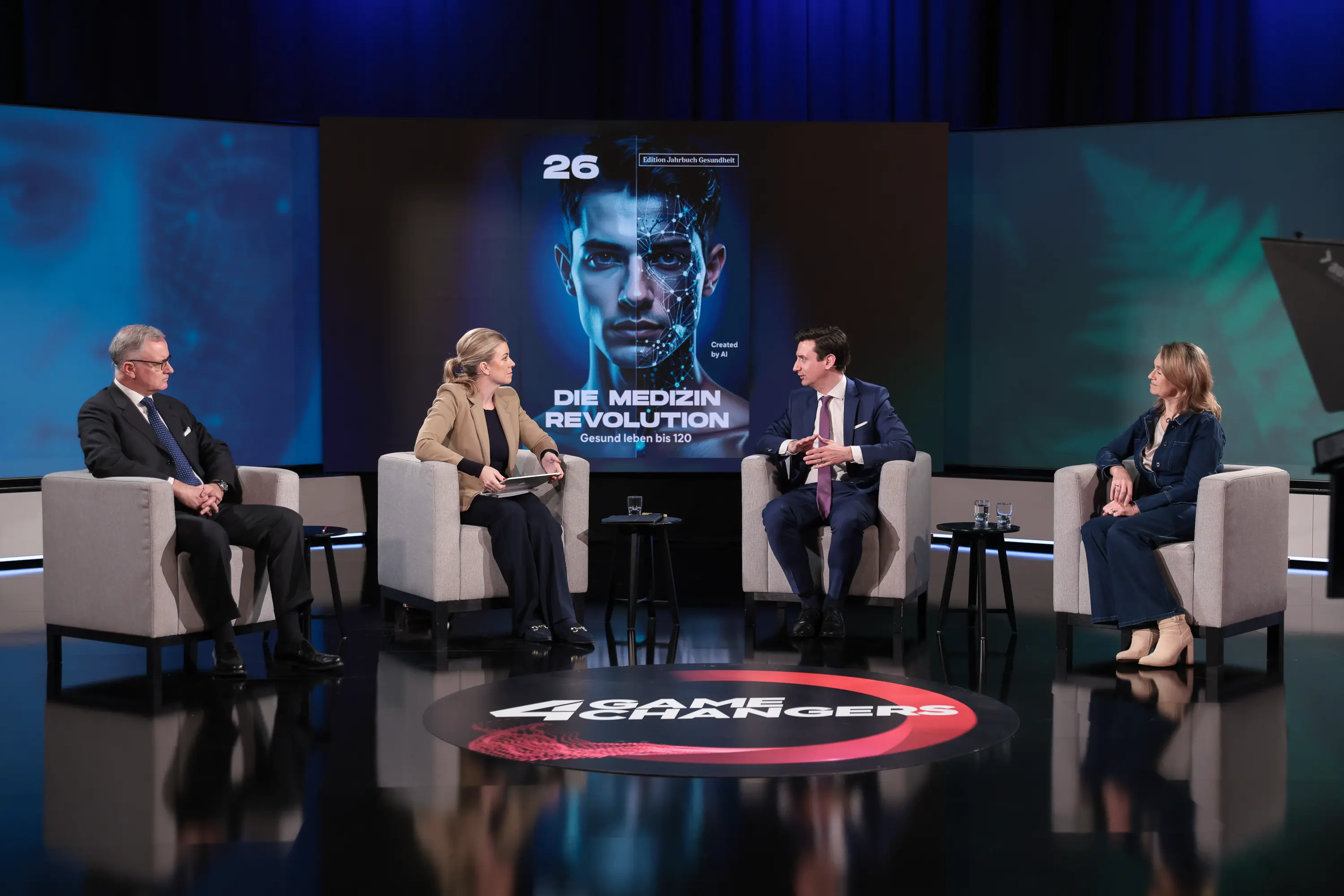 Impressionen von der Jahrbuch-Präsentation im PULS 24 Studio am 13. Jänner 2026. Die Bildergalerie zeigt verschiedene Momente der Veranstaltung mit Redner:innen am Podium, Gästen im Publikum und Teilnehmer:innen im Gespräch.