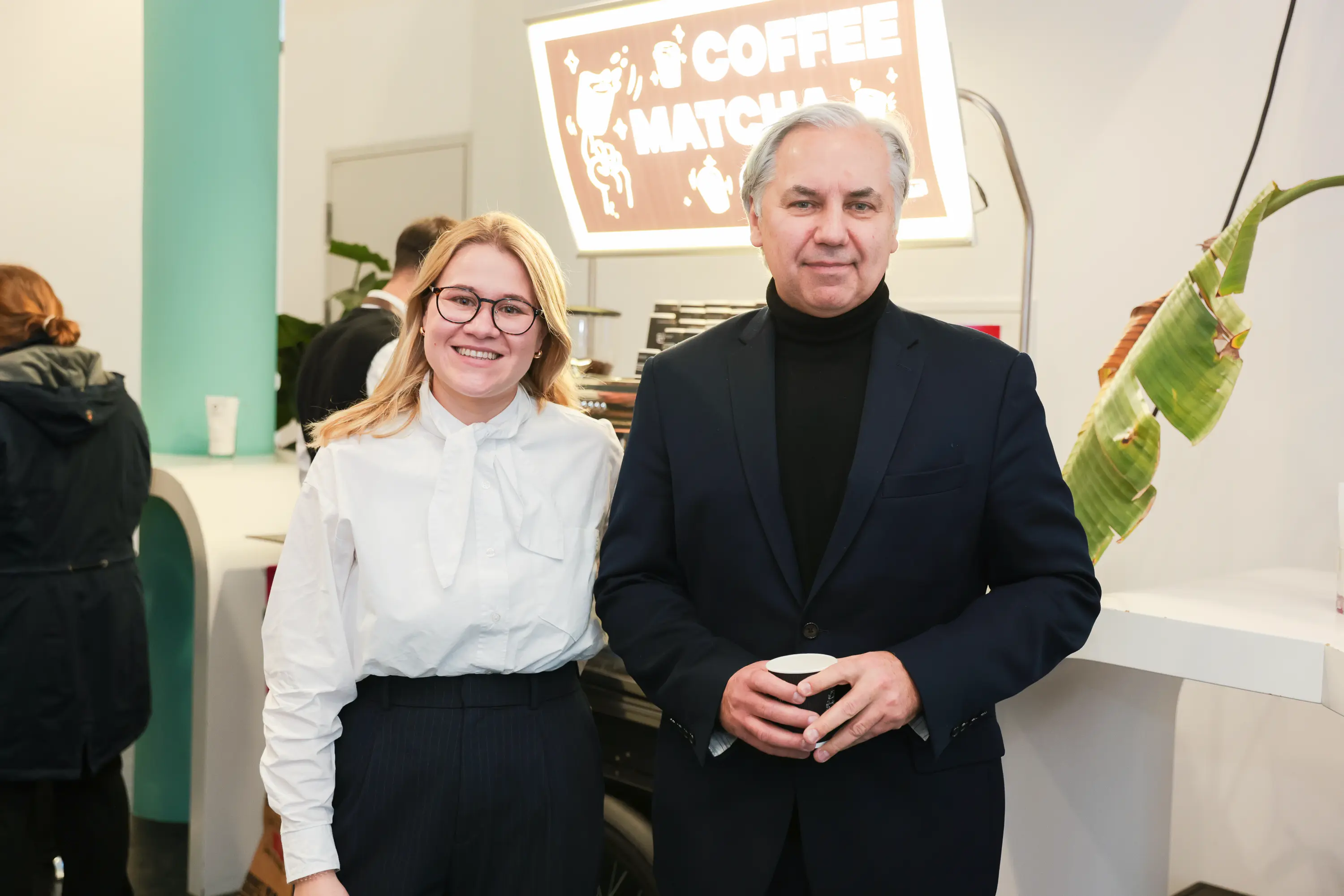 Impressionen von der Jahrbuch-Präsentation im PULS 24 Studio am 13. Jänner 2026. Die Bildergalerie zeigt verschiedene Momente der Veranstaltung mit Redner:innen am Podium, Gästen im Publikum und Teilnehmer:innen im Gespräch.