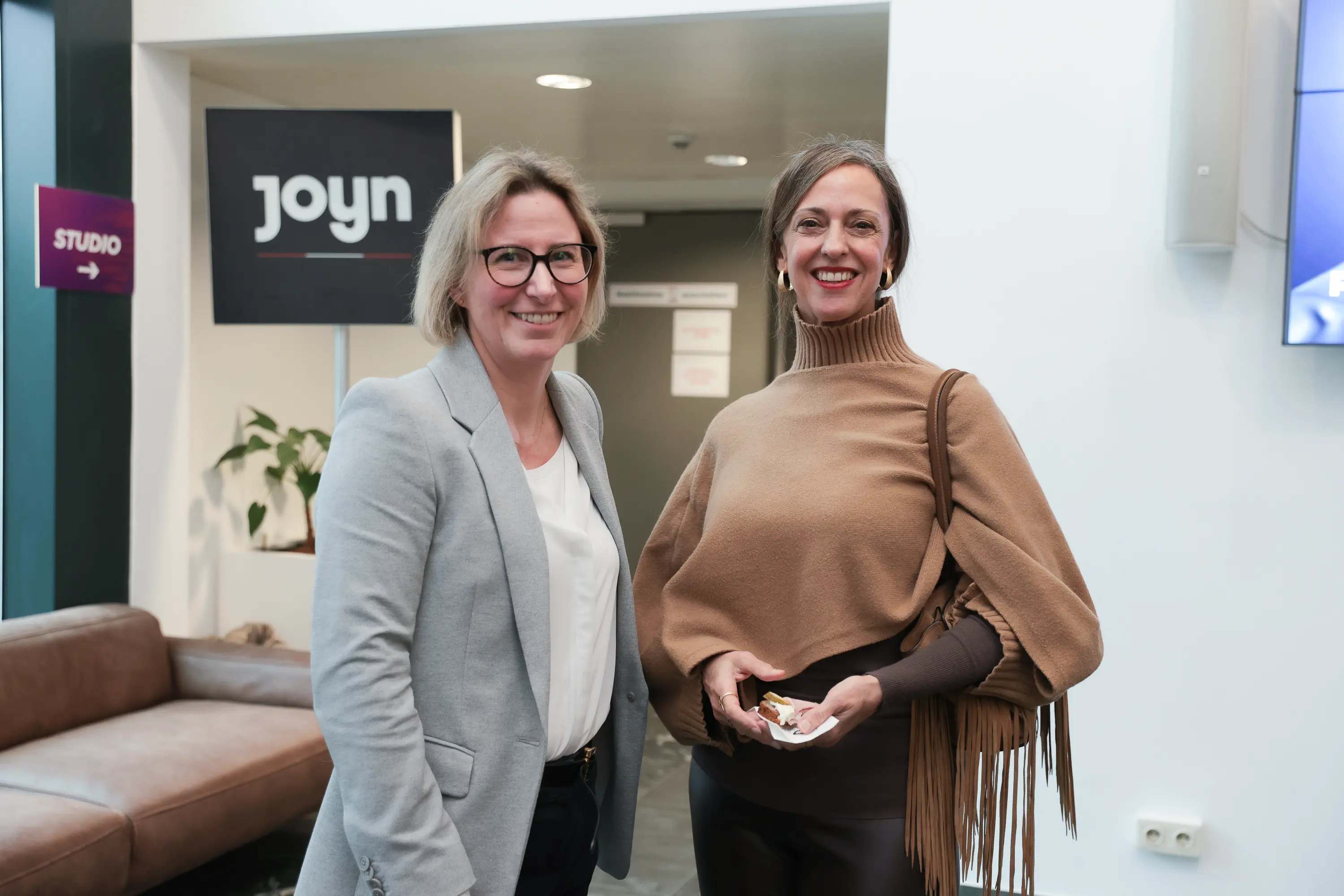 Impressionen von der Jahrbuch-Präsentation im PULS 24 Studio am 13. Jänner 2026. Die Bildergalerie zeigt verschiedene Momente der Veranstaltung mit Redner:innen am Podium, Gästen im Publikum und Teilnehmer:innen im Gespräch.