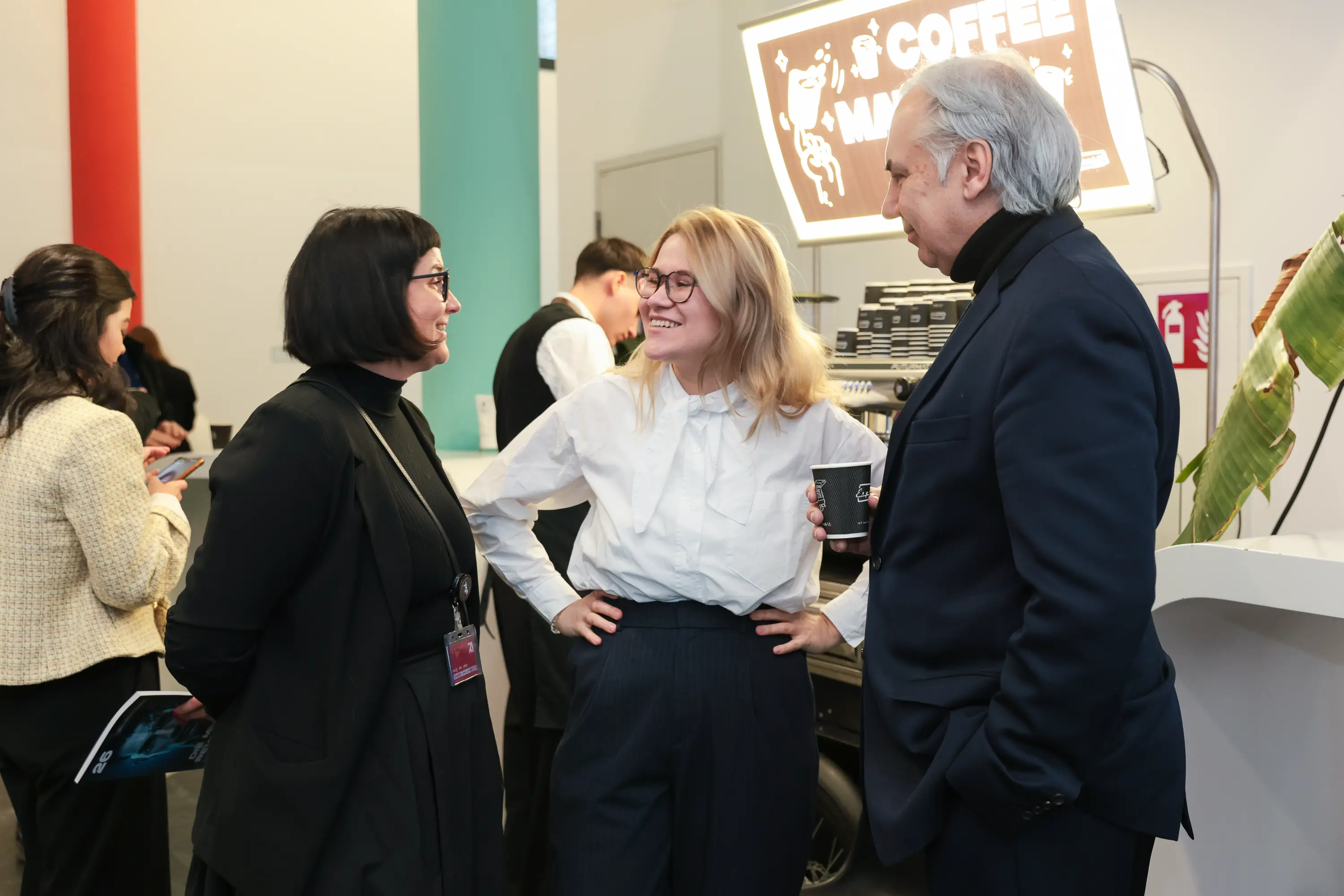 Impressionen von der Jahrbuch-Präsentation im PULS 24 Studio am 13. Jänner 2026. Die Bildergalerie zeigt verschiedene Momente der Veranstaltung mit Redner:innen am Podium, Gästen im Publikum und Teilnehmer:innen im Gespräch.