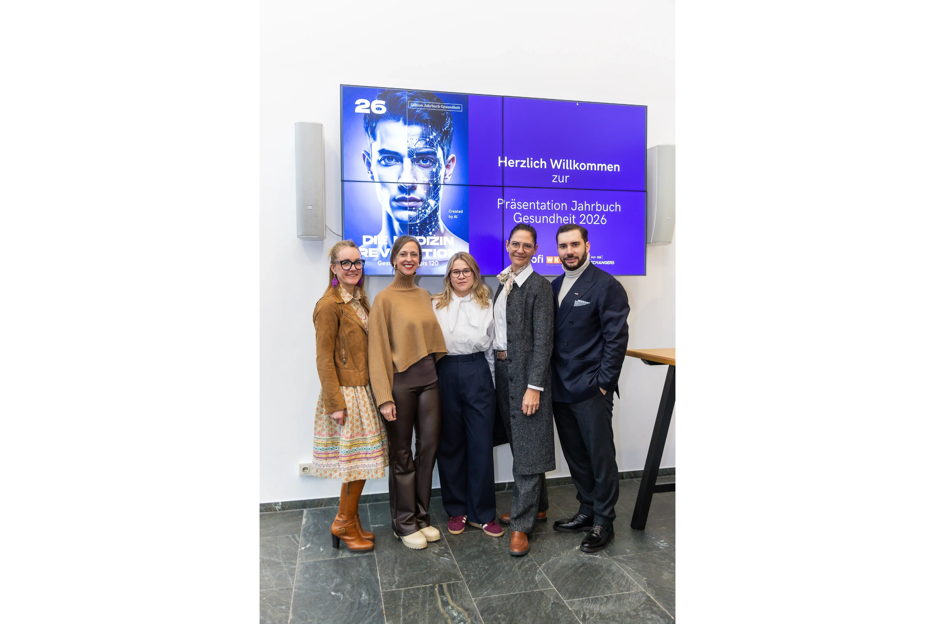 Impressionen von der Jahrbuch-Präsentation im PULS 24 Studio am 13. Jänner 2026. Die Bildergalerie zeigt verschiedene Momente der Veranstaltung mit Redner:innen am Podium, Gästen im Publikum und Teilnehmer:innen im Gespräch.