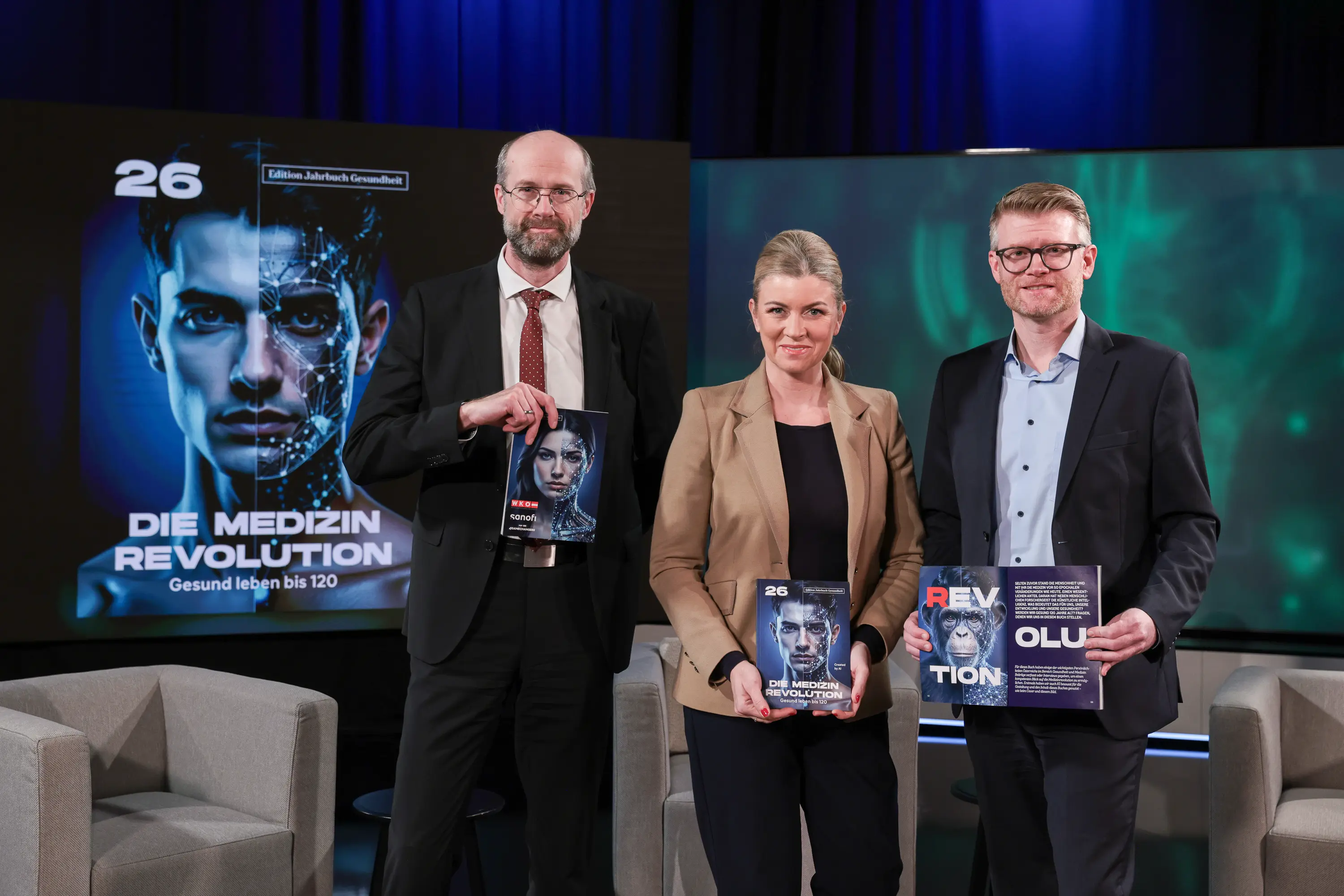 Impressionen von der Jahrbuch-Präsentation im PULS 24 Studio am 13. Jänner 2026. Die Bildergalerie zeigt verschiedene Momente der Veranstaltung mit Redner:innen am Podium, Gästen im Publikum und Teilnehmer:innen im Gespräch.