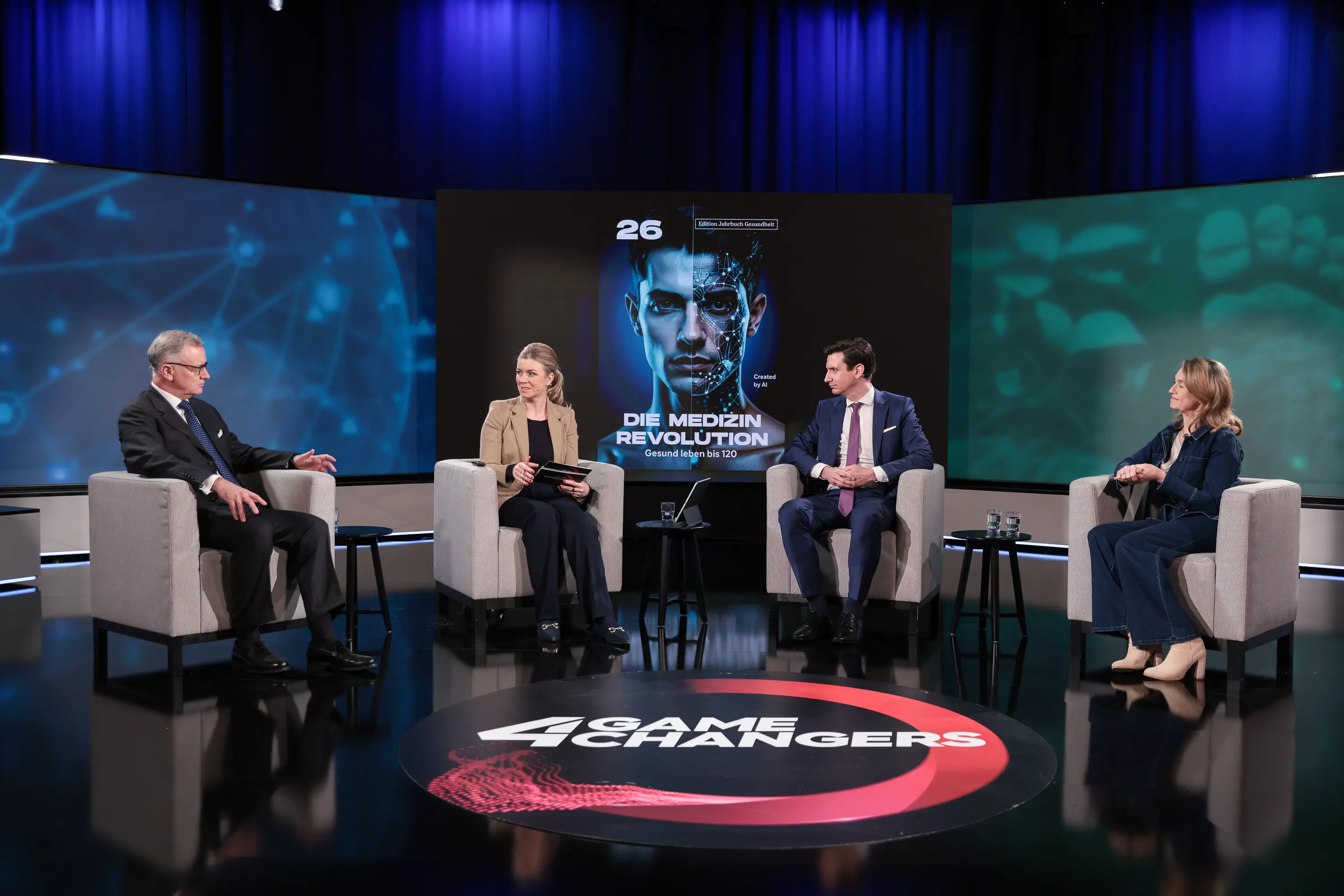 Impressionen von der Jahrbuch-Präsentation im PULS 24 Studio am 13. Jänner 2026. Die Bildergalerie zeigt verschiedene Momente der Veranstaltung mit Redner:innen am Podium, Gästen im Publikum und Teilnehmer:innen im Gespräch.