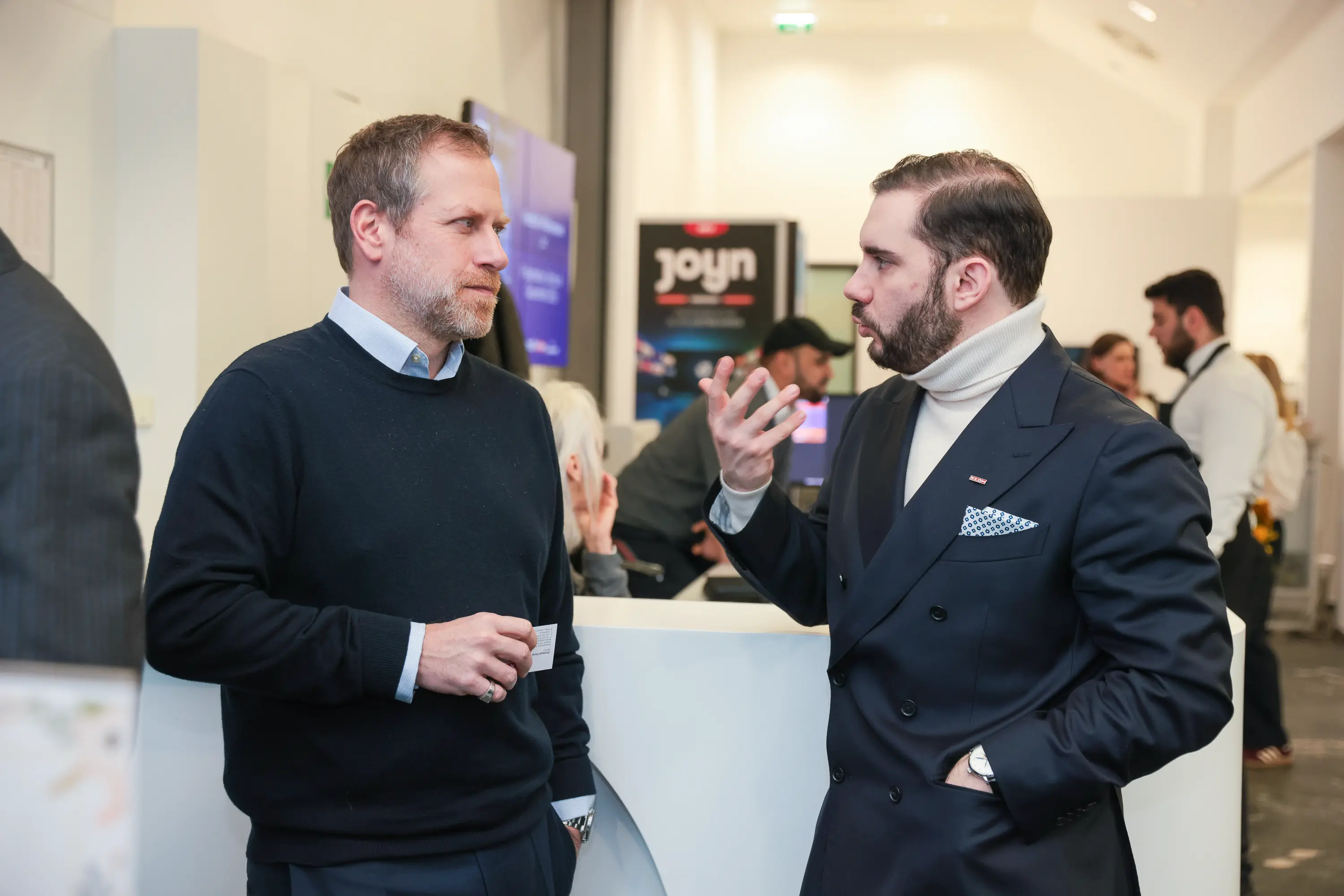 Impressionen von der Jahrbuch-Präsentation im PULS 24 Studio am 13. Jänner 2026. Die Bildergalerie zeigt verschiedene Momente der Veranstaltung mit Redner:innen am Podium, Gästen im Publikum und Teilnehmer:innen im Gespräch.