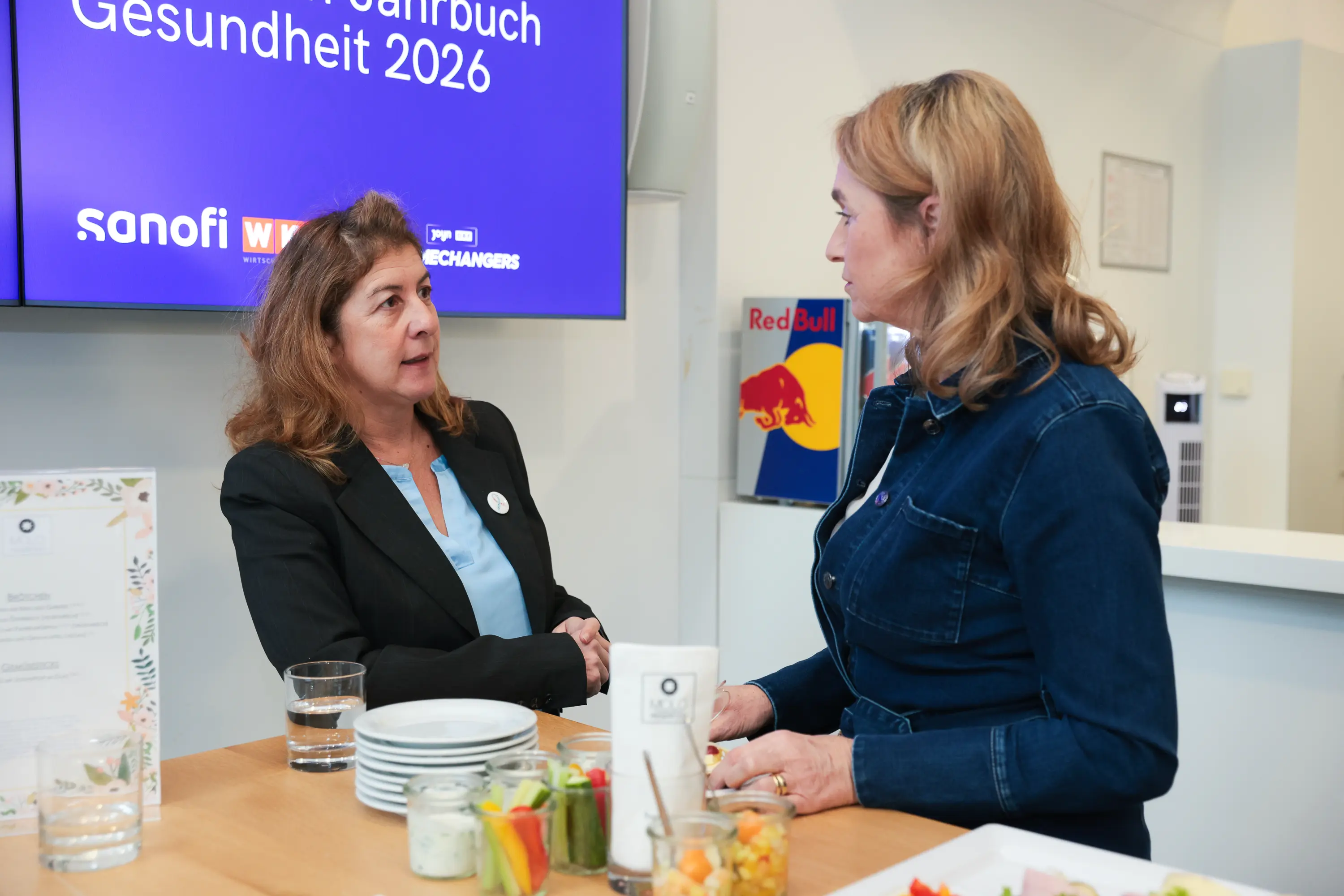 Impressionen von der Jahrbuch-Präsentation im PULS 24 Studio am 13. Jänner 2026. Die Bildergalerie zeigt verschiedene Momente der Veranstaltung mit Redner:innen am Podium, Gästen im Publikum und Teilnehmer:innen im Gespräch.