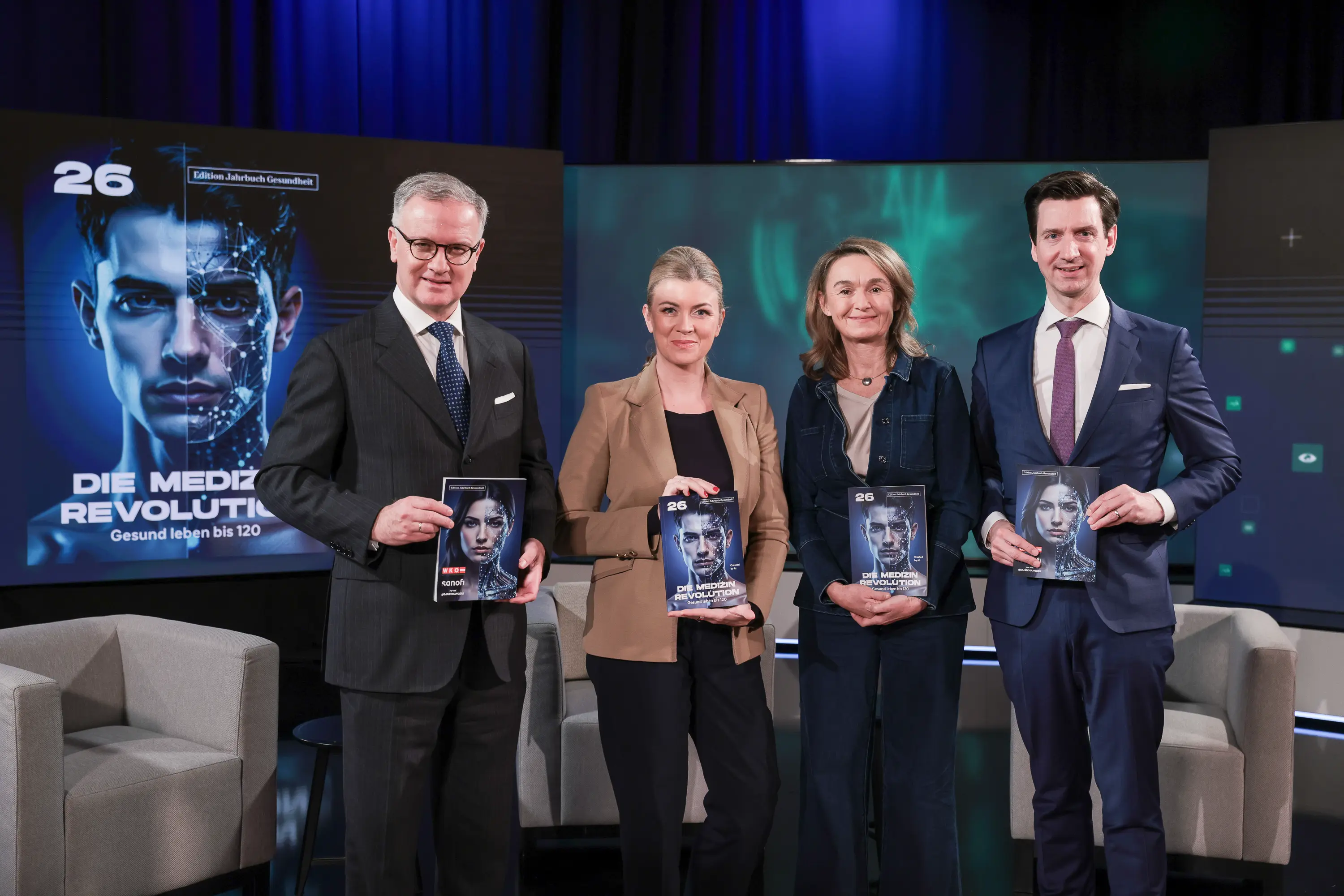 Impressionen von der Jahrbuch-Präsentation im PULS 24 Studio am 13. Jänner 2026. Die Bildergalerie zeigt verschiedene Momente der Veranstaltung mit Redner:innen am Podium, Gästen im Publikum und Teilnehmer:innen im Gespräch.