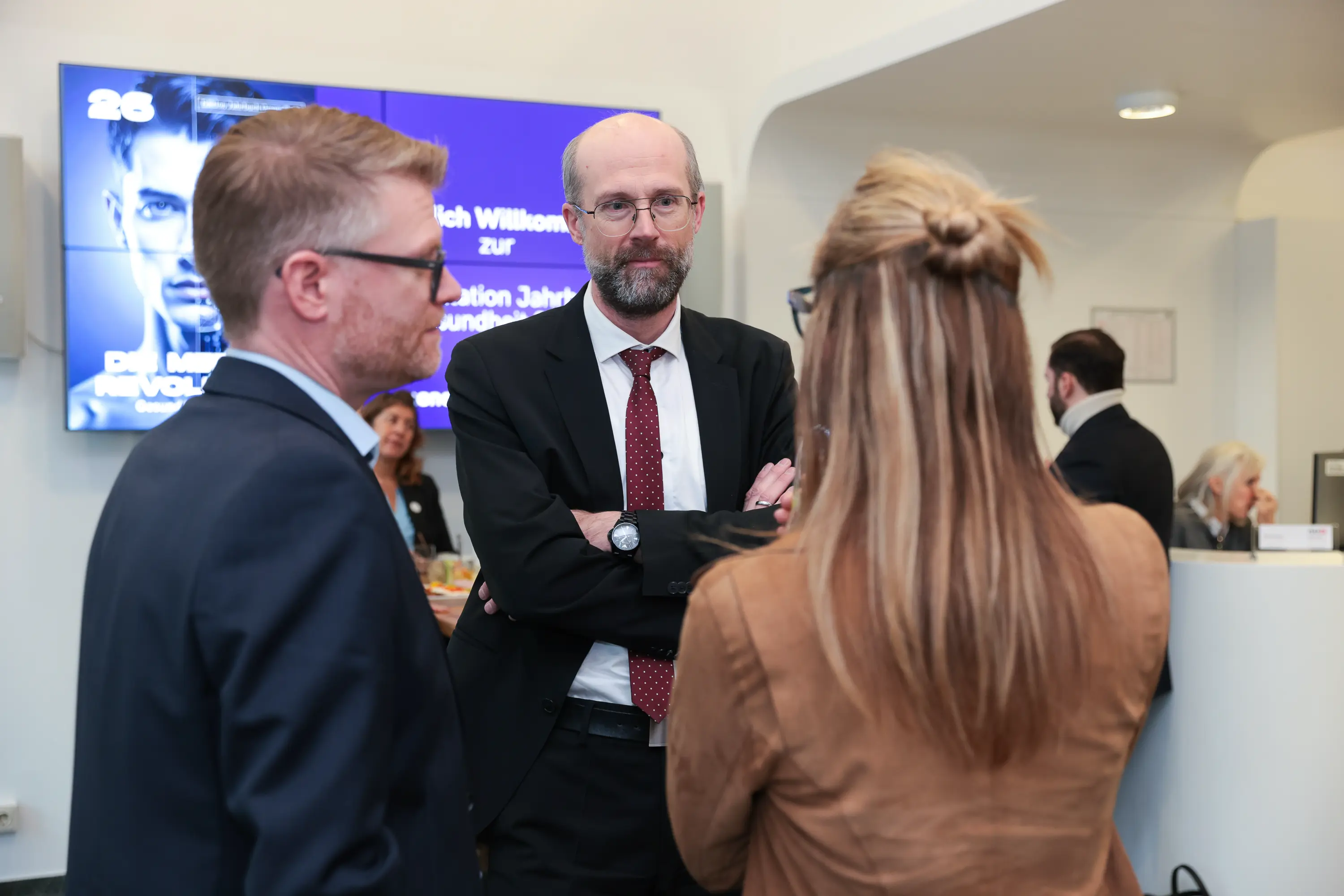 Impressionen von der Jahrbuch-Präsentation im PULS 24 Studio am 13. Jänner 2026. Die Bildergalerie zeigt verschiedene Momente der Veranstaltung mit Redner:innen am Podium, Gästen im Publikum und Teilnehmer:innen im Gespräch.